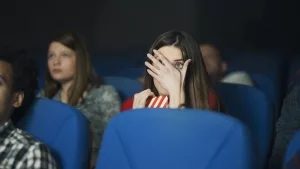 Kinozuschauer bei einer spannenden Szene