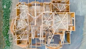 Draufsicht auf das fachwerkartige Holzgerüst eines Wohnhauses