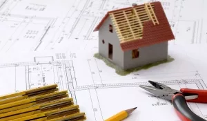 Bauplan, Hausmodel und Bleistifte