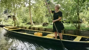 Postzustellung auf dem Wasserweg in Lehde