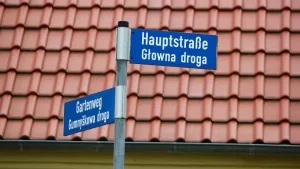 Zweisprachiges Ortsschild in Dešno, einem Ortsteil der Gemeinde Dissen-Striesow.