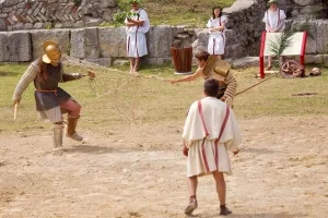 Schaukampf während der "familia gladiatoria pulli cornicinis" in Carnutum, Österreich