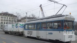 Cargotram vor dem Züricher Hauptbahnhof
