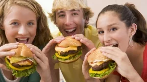 Drei Jugendliche mit Hamburger in den Händen