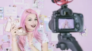 Vloggerin beim Anpreisen eines Schuhs