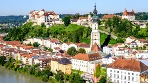 Blick auf Altstadt von Burghausen mit dem westlichen Ende der Burganlagen