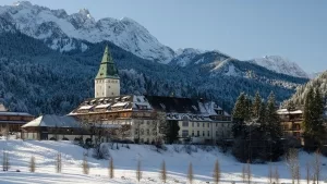 Schloss Elmau am Fuße des Wettersteingebirges
