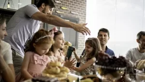 Familiäre Weihnachtsfeier mit Bescherung