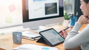 Junge Frau bei der Arbeit an einem Tablet