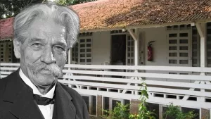 Albert Schweizer vor dem Hintergrund des Musee Albert Schweitzer im Lambarene , Gabun