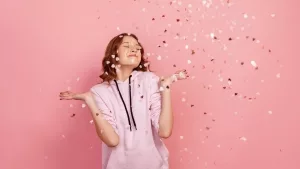 Glückliche junge Frau in Konfettiregen