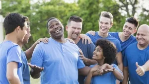 Hobbysprortler umringen einen Kameraden