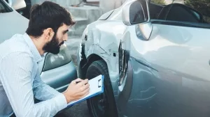 Schadensaufnahme be verbeuelter Karosserie