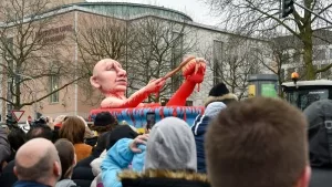 In Blut badender Putin auf einem Motivwagen des Düsseldorfer Karnevals, 2023