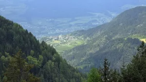 Blick auf die Ortschaft Teis, Gemeinde Villnößtal in Südtirol 