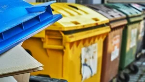Farbige Müllcontainer für verschiedene Abfallkategorien