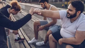 Freundesgruppe nach dem Sport