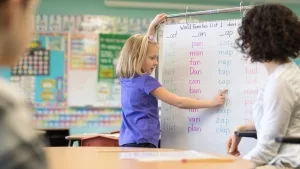 Schülerin bei Aufzeigen von Merkmalen einer Wortfamilie