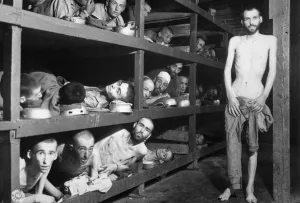 Sklavenarbeiter im KZ Buchenwald nahe Jena; viele waren an Unterernährung gestorben, als U.S. Truppen der 80th Division das Lager betraten. In der zweiten Reihe, siebter von links liegt Elie Wiesel. Aufnahme 5 Tage nach der Befreiung.