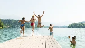 Jungendlich an einem Badesee