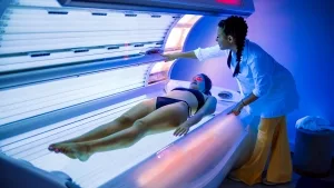 Frau beim Solariumbesuch auf einer Sonnenbank