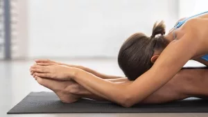 Junge Frau bei Dehnübung