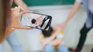 Schüler filmen Mobbingopfer per Smartphone