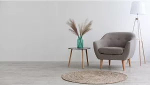 Spärlich möbliertes Zimmer