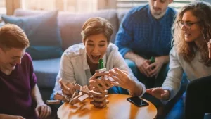 Junge Erwachsene spielen eine Partie Wackel-Turm