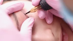 Aufbringen eines permaneten Lidstrichs im Kosmetikstudio