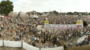 Blick auf die Loveparade 2010. Im Vordergrund Floats (Blick von Norden zur Hauptbühne, 24. Juli 2010, 17 Uhr)