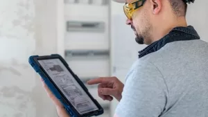 Bauingenieur mit Tablet