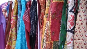 Kleidung im Hippiestil