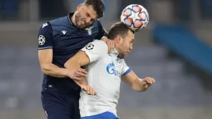 SS Lazios Wesley Hoedt und FC Zenits Artem Dzyuba bei einem Champions-League-Match in Rom, 2020