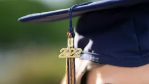 Bachelor-Mütze mit Jahreszahl des Abschlusses