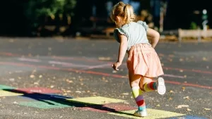 Kleines Mädchen beim "Himmel und Hölle"-Spiel