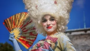 Frau im Barockkostüm mit Fächer