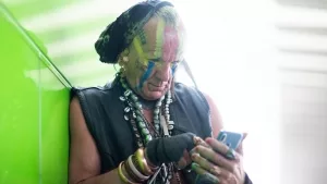 Älterer Punk mit Smartphone