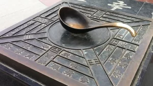 Model of a Han dynasty (206 BC–220 AD) south-indicating ladle or sinan made of magnetized lodestones.