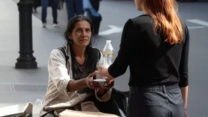 KI-generiertes Motiv mit Bettlerin und Spenderin