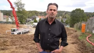 Bauunternehmer Markus Suppan auf einer Baustelle