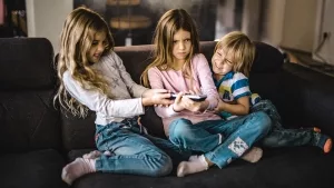 Geschwisterstreit um eine Fernbedienung