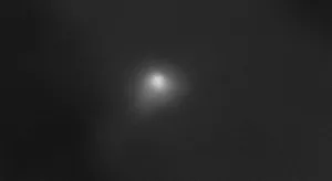 Diese Aufnahme des interstellaren Kometen 3I/ATLAS stammt von der HiRISE-Kamera des Mars Reconnaissance Orbiter.