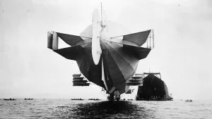 Zeppelin LZ3 vor dem auf dem Bodensee schwimmenden Hangar