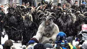 Schiechperchten beim Pongauer Perchtenlauf 2017 in St. JohannBei den alpenländischeb Perchtenläufen ziehen furchterregend maskierte Gestalten umher, um die bösen Geister des Winters zu vertreiben.Bei den alpenländischeb Perchtenläufen ziehen furchterregend maskierte Gestalten umher, um die bösen Geister des Winters zu vertreiben.Bei den alpenländischeb Perchtenläufen ziehen furchterregend maskierte Gestalten umher, um die bösen Geister des Winters zu vertreiben.