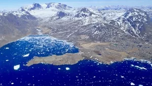 Blick von Narsaq (rechts am Bildrand) nach Nordosten zum Kuannersuit und Ilimmaasap Allequtaa (Steenstrup Fjeld), rechts dahinter der dunkle Ilimmaasaq sowie der Nasaasaaq (Nakkaalaaq) 