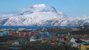 Blick über den Nuussuaq district von Nuuk auf den Hausberg Sermitsiaq