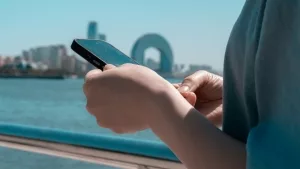 Smartphonenutzung vor Großstadtkulisse