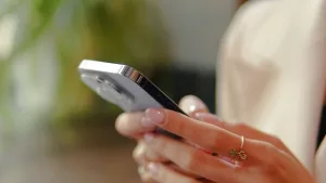 Frauenhände mit Smartphone