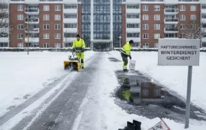 Winterdienst, Schneeräumen vor einem Mietshaus